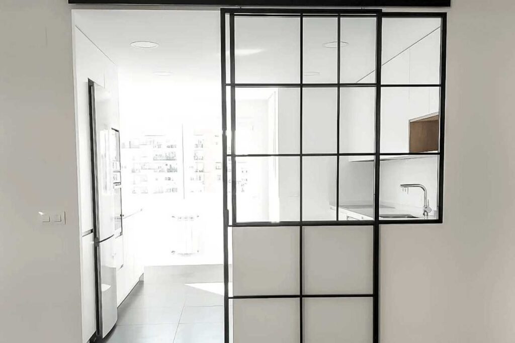 Por qué usar una pared de cristal para separar la cocina del salón